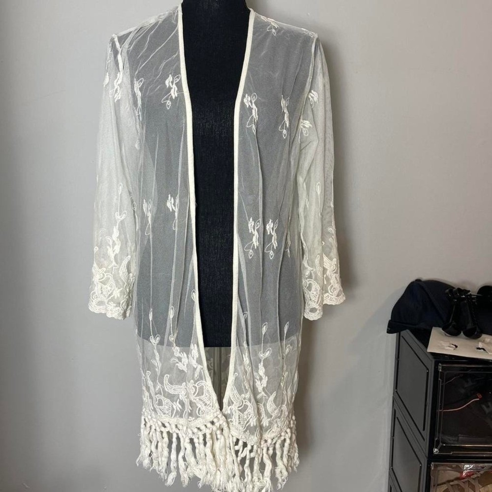 White lace boho Forever 21 with fringe trim and floral embroidery - size small
